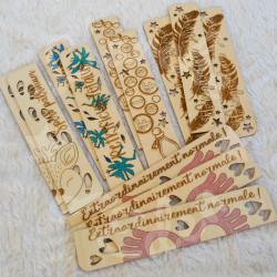 Marque page en bois avec gravure et paillettes
