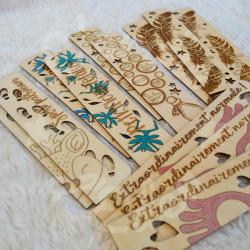 Marque page en bois avec gravure et paillettes
