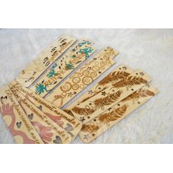 Marque page en bois avec gravure et paillettes