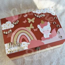 Boite à souvenirs de naissance personnalisée décoration licorne et arc en ciel