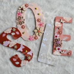 Prénom en bois avec fleurs et papillons pour décoration de chambre d'enfant ou cadeau de naissance