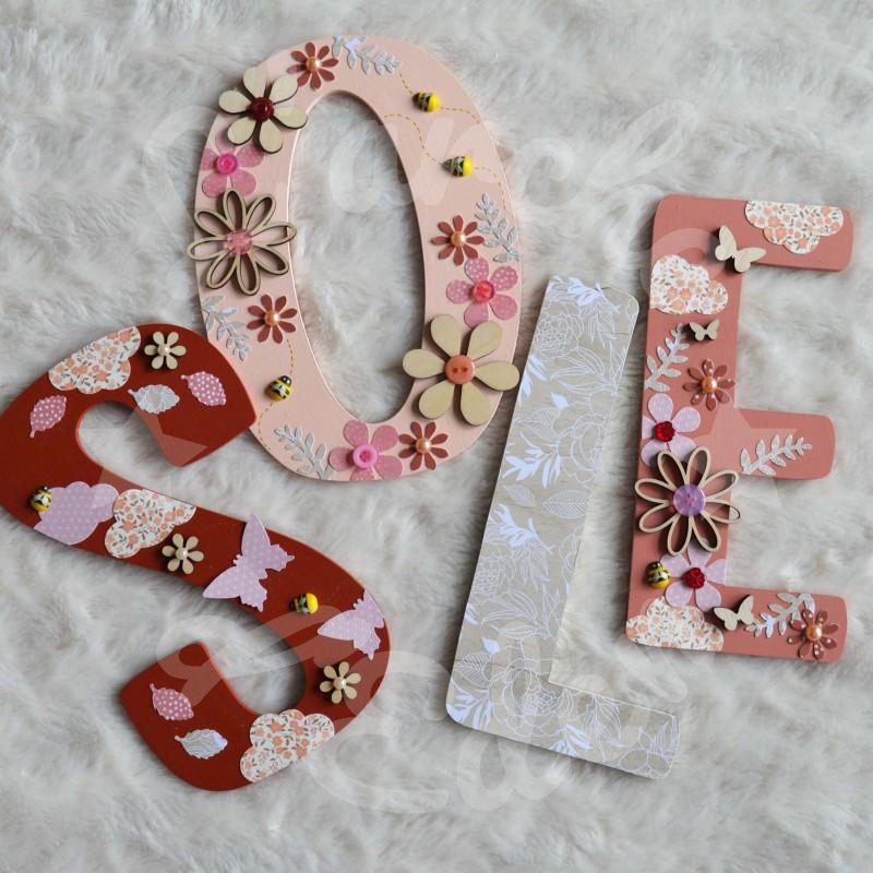 Prénom en bois avec fleurs et papillons pour décoration de chambre d'enfant ou cadeau de naissance