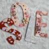 Prénom en bois avec fleurs et papillons pour décoration de chambre d'enfant ou cadeau de naissance