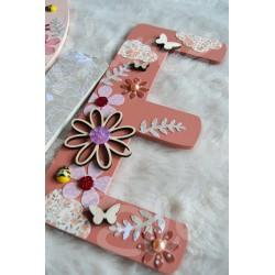 Prénom en bois avec fleurs et papillons pour décoration de chambre d'enfant ou cadeau de naissance