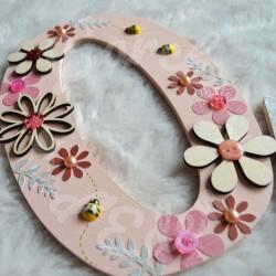 Prénom en bois avec fleurs et papillons pour décoration de chambre d'enfant ou cadeau de naissance