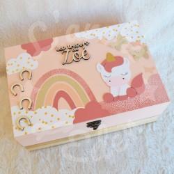 Boite à souvenirs de naissance personnalisée décoration licorne et arc en ciel