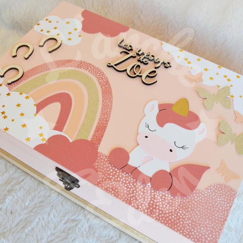 Boite à souvenirs de naissance personnalisée décoration licorne et arc en ciel