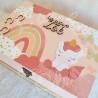 Boite à souvenirs de naissance personnalisée décoration licorne et arc en ciel