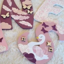 Prénom en bois pour décoration de chambre d'enfant ou cadeau de naissance avec cygne et papillons