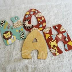 Prénom en bois pour décoration de chambre d'enfant ou cadeau de naissance avec des animaux de la savane