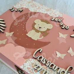 Boite à souvenirs de naissance personnalisée décoration lion dans la savane
