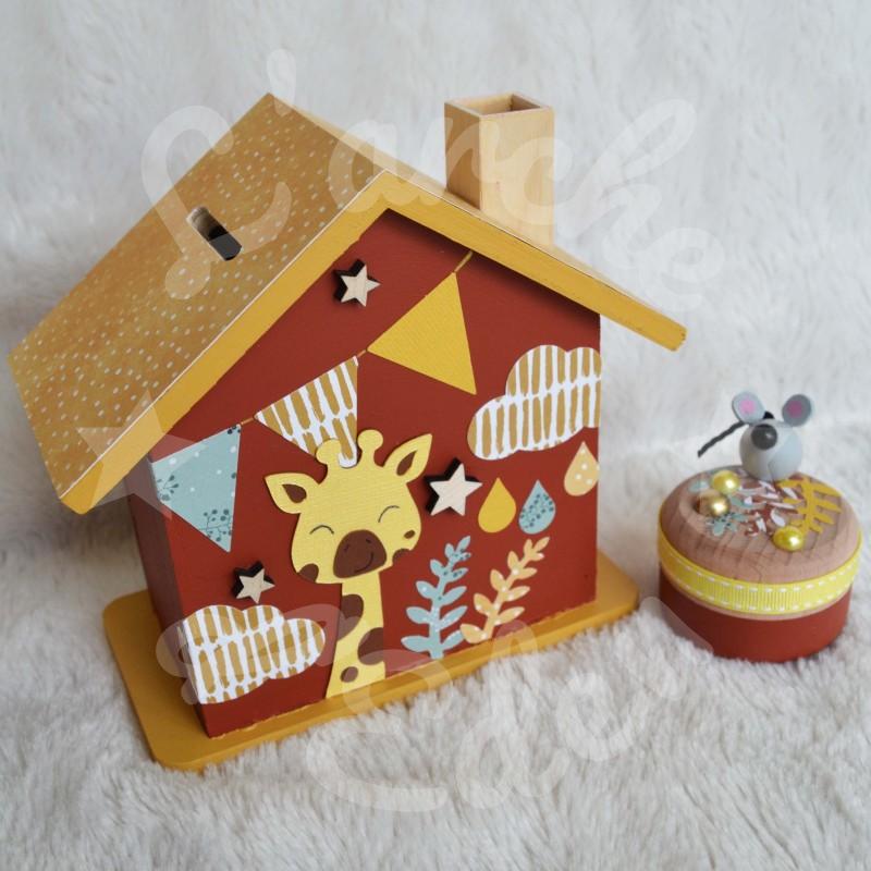 Tirelire girafe couleur terracotta personnalisée au prénom de l'enfant Tirelire girafe couleur terracotta personnalisée au prénom de l'enfant