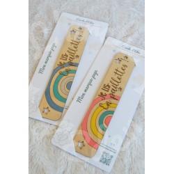Marque page en bois pour enfant avec arc en ciel et paillettes
