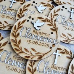 Medaillon en bois gravé pour cadeau invité de bapteme