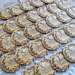 Medaillon en bois gravé pour cadeau invité de bapteme