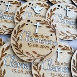 Medaillon en bois gravé pour cadeau invité de bapteme