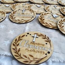 Medaillon en bois gravé pour cadeau invité de bapteme