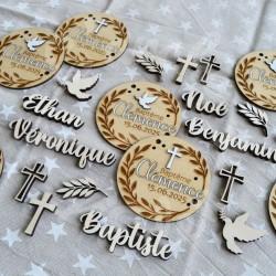 Medaillon en bois gravé pour cadeau invité de bapteme