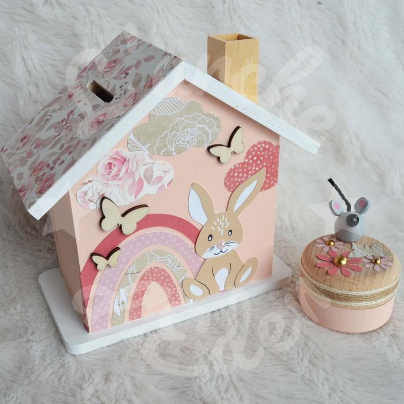 Tirelire arc en ciel, lapin et papillons personnalisée au prénom de l'enfant Tirelire arc en ciel, lapin et papillons personnalisée au prénom de l'enfant