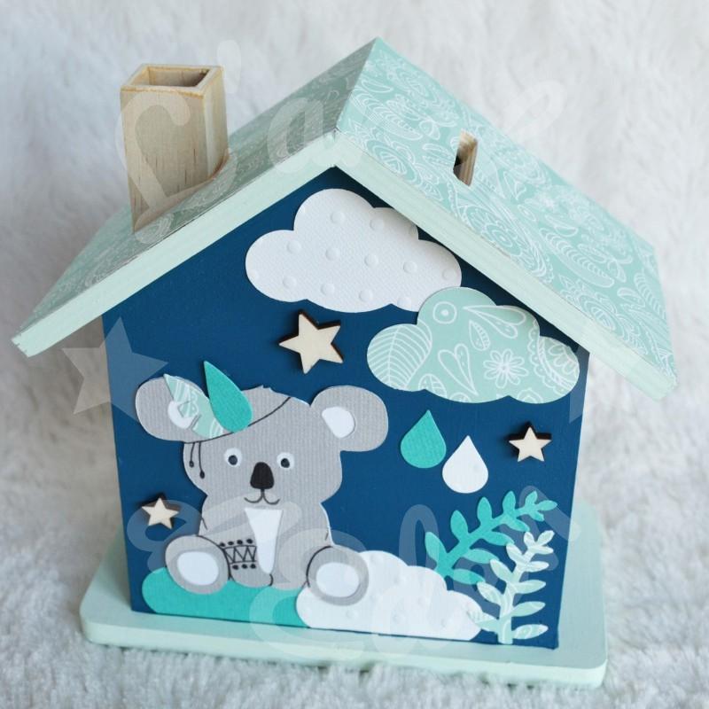 Tirelire koala et décor de la jungle personnalisée au prénom de l'enfant Tirelire koala et décor de la jungle personnalisée au prénom de l'enfant