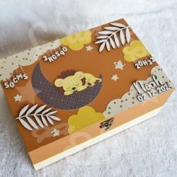 Boite à souvenirs de naissance personnalisée décoration lion dans la savane