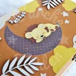 Boite à souvenirs de naissance personnalisée décoration lion dans la savane