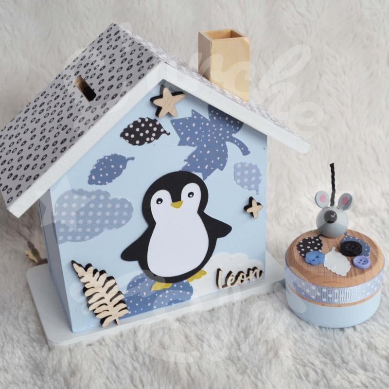 Tirelire pingouin sur la banquise en bois pour enfant a personnaliser