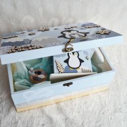 Cadeau de naissance thème pingouin, boite à souvenirs personnalisée avec une tirelire et boite a d