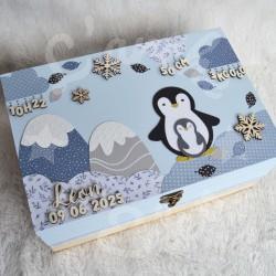 Cadeau de naissance thème pingouin, boite à souvenirs personnalisée avec une tirelire et boite a d
