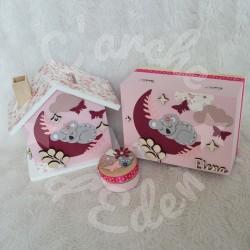 Cadeau de naissance personnalisé pour enfant composé d'une tirelire, d'une boite à dents et d'une boite a souvenirs.