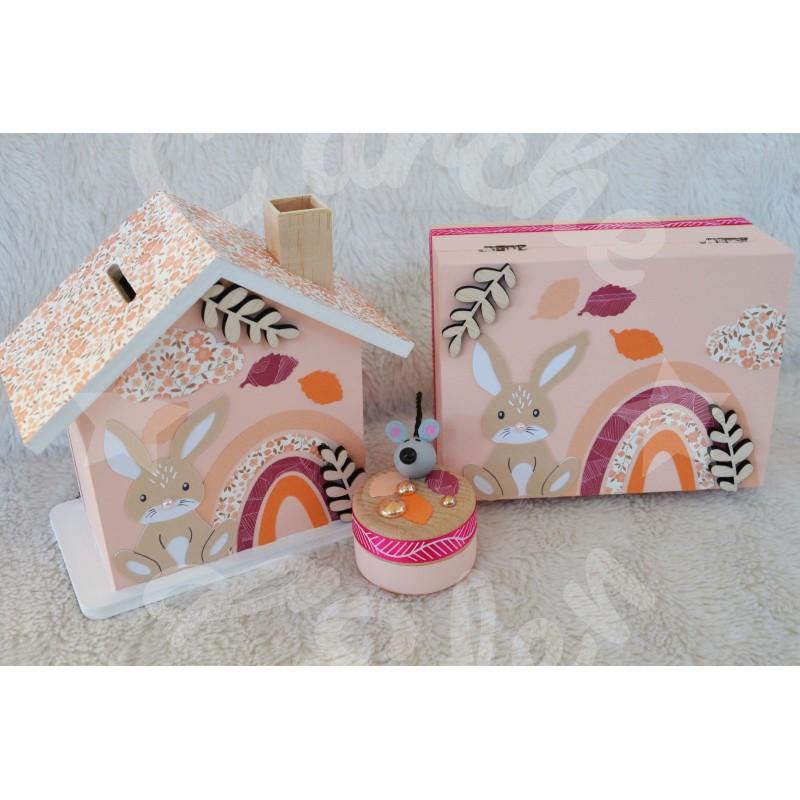 Cadeau de naissance personnalisé pour enfant composé d'une tirelire, d'une boite à dents et d'une boite a souvenirs.