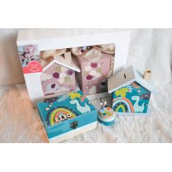 Cadeau de naissance personnalisé pour enfant composé d'une tirelire, d'une boite à dents et d'une boite a souvenirs.