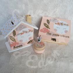 Cadeau de naissance personnalisé pour enfant composé d'une tirelire, d'une boite à dents et d'une boite a souvenirs.