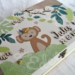 Boite à souvenirs de naissance personnalisée décoration singe dans la foret tropicale