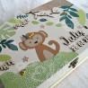 Boite à souvenirs de naissance personnalisée décoration singe dans la foret tropicale