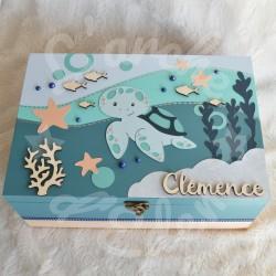Cadeau de naissance thème tortue de mer, boite à souvenirs personnalisée avec une tirelire et boite a dents