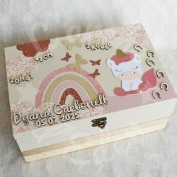 Boite à souvenirs de naissance personnalisée décoration licorne et arc en ciel
