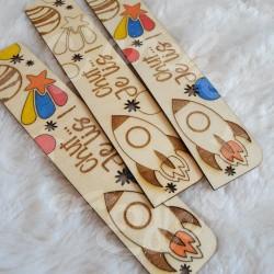 Marque page en bois pour enfant avec fusée et cosmos