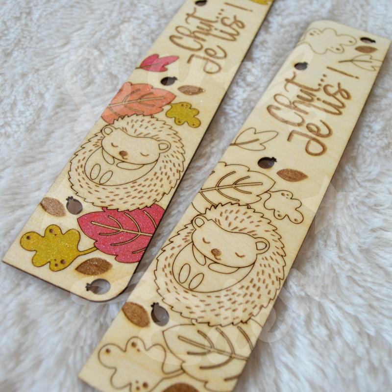 Marque page en bois pour enfant avec hérisson et feuillage d automne Marque page en bois pour enfant avec hérisson et feuillage d automne