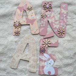 Prénom en bois pour décoration de chambre d'enfant ou cadeau de naissance avec lapin et fleurs