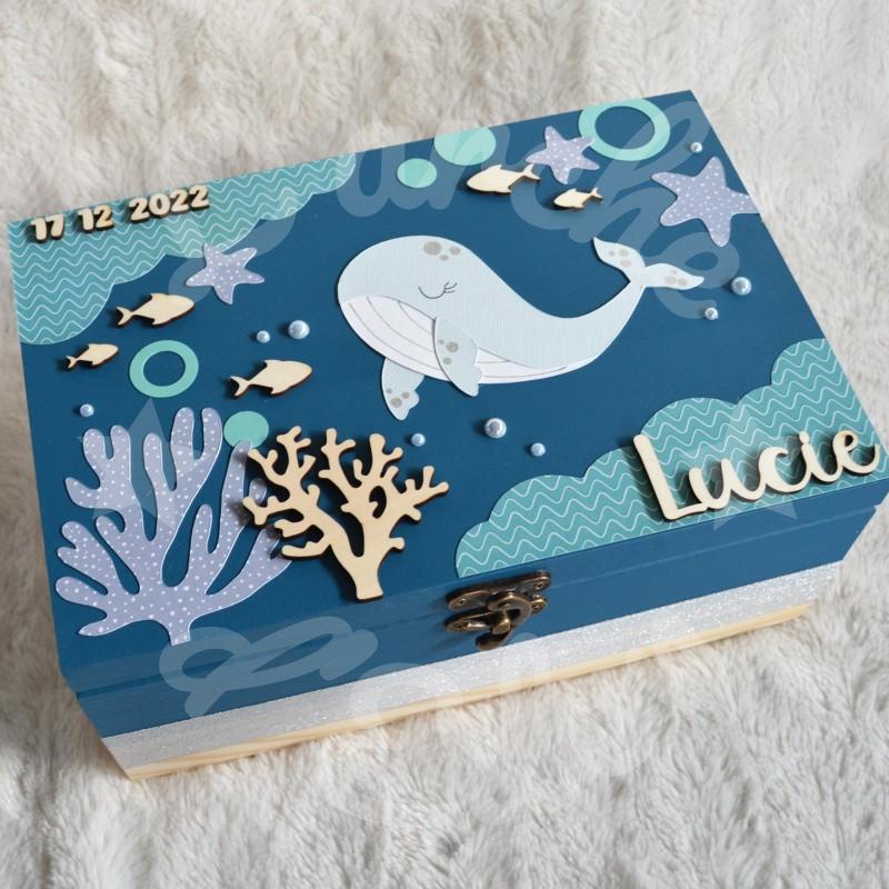 Boite à souvenirs de naissance personnalisée décoration baleine Boite à souvenirs de naissance personnalisée décoration baleine