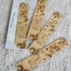 Marque page en bois pour enfant avec loup et decor de la foret
