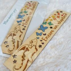 Marque page en bois pour enfant avec dragon et papillons