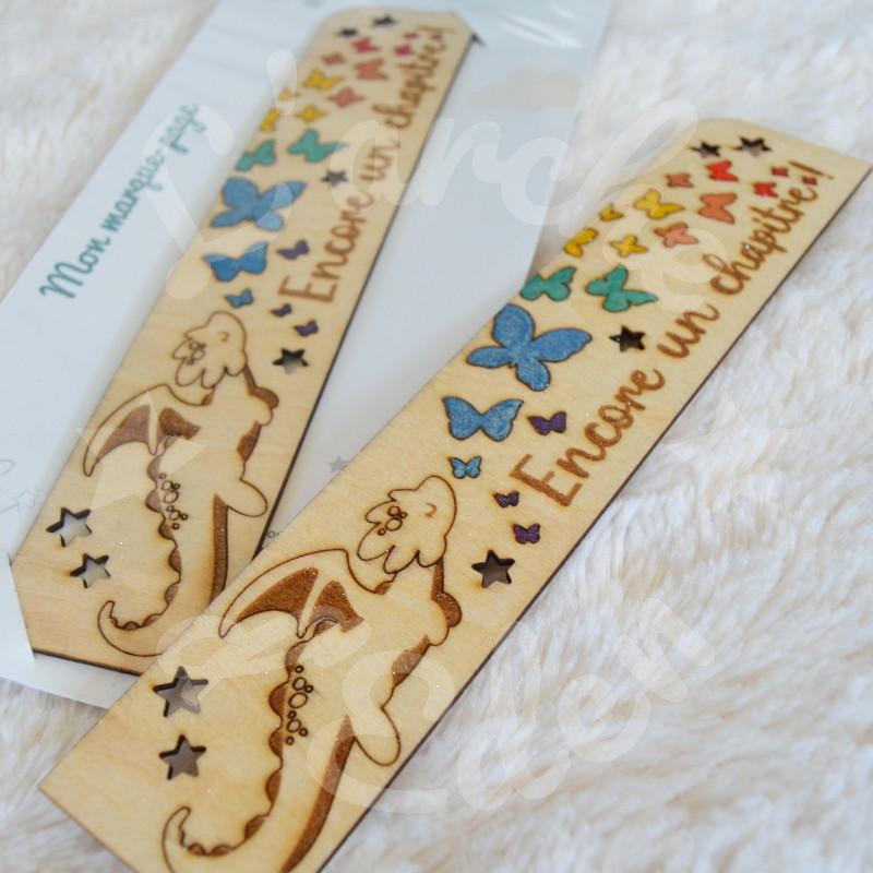 Marque page en bois pour enfant avec dragon et papillons Marque page en bois pour enfant avec dragon et papillons
