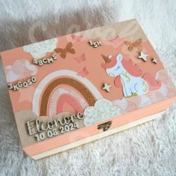 Boite à souvenirs de naissance personnalisée décoration licorne et arc en ciel