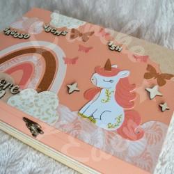 Boite à souvenirs de naissance personnalisée décoration licorne et arc en ciel