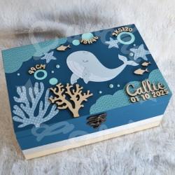 Cadeau de naissance Baleine, boite à souvenirs personnalisée avec une tirelire et boite a dents