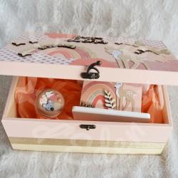 Cadeau de naissance thème faon, boite à souvenirs personnalisée avec une tirelire et boite a dents
