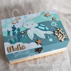 Cadeau de naissance thème tortue de mer, boite à souvenirs personnalisée avec une tirelire et boite a dents