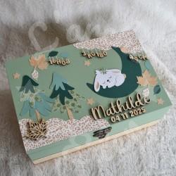 Boite à souvenirs de naissance personnalisée décoration lapin dans la foret